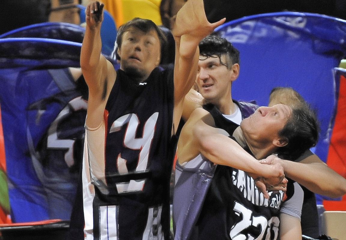 NBA首战风云：鹈鹕火箭对决，替补球员力挽狂澜(图4)